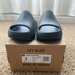 Kids black yeezy slides size 2